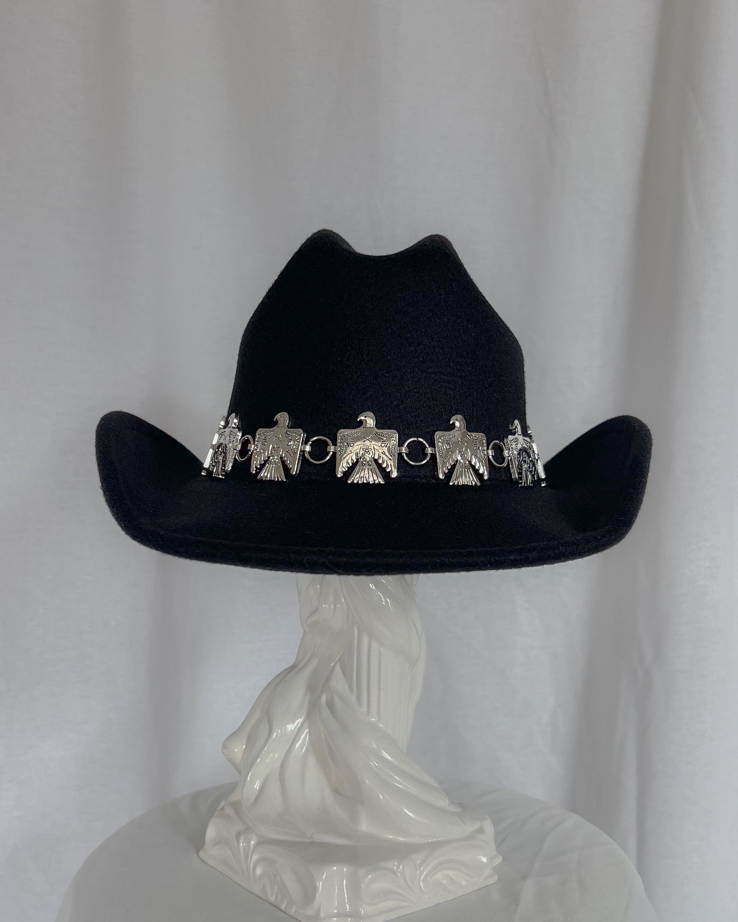 Eagle Chain – White Cowboy Hat with Silver Eagle Band
