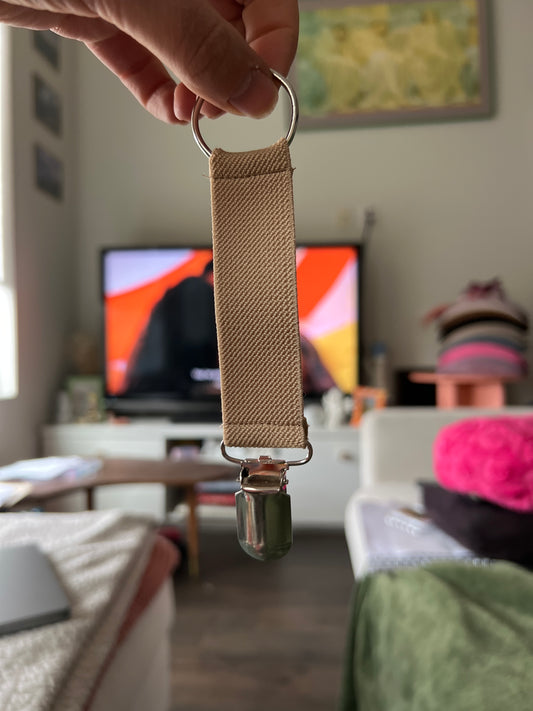 Elastic strap hat clip