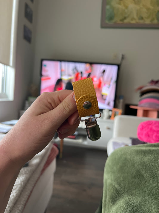 Loop hat clip