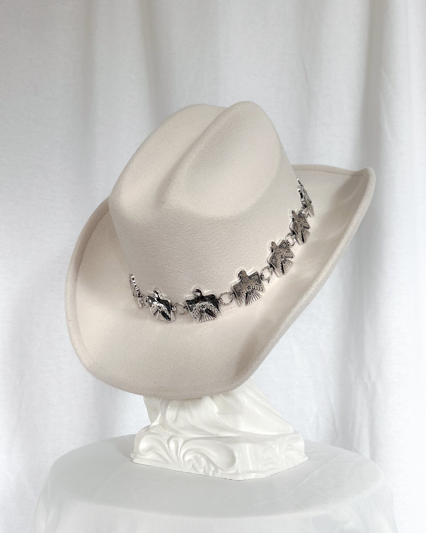 Eagle Chain – White Cowboy Hat with Silver Eagle Band