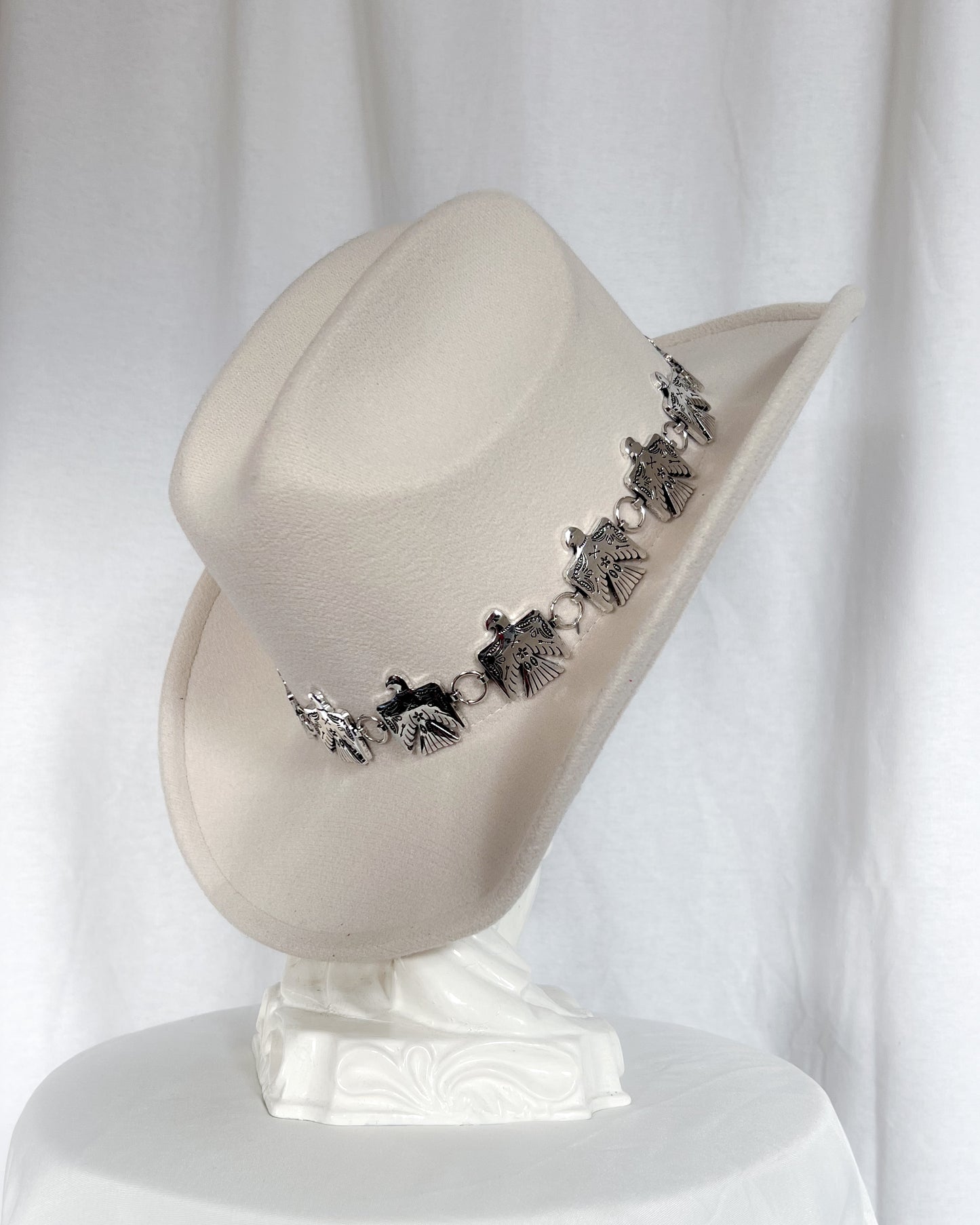 Eagle Chain – White Cowboy Hat with Silver Eagle Band