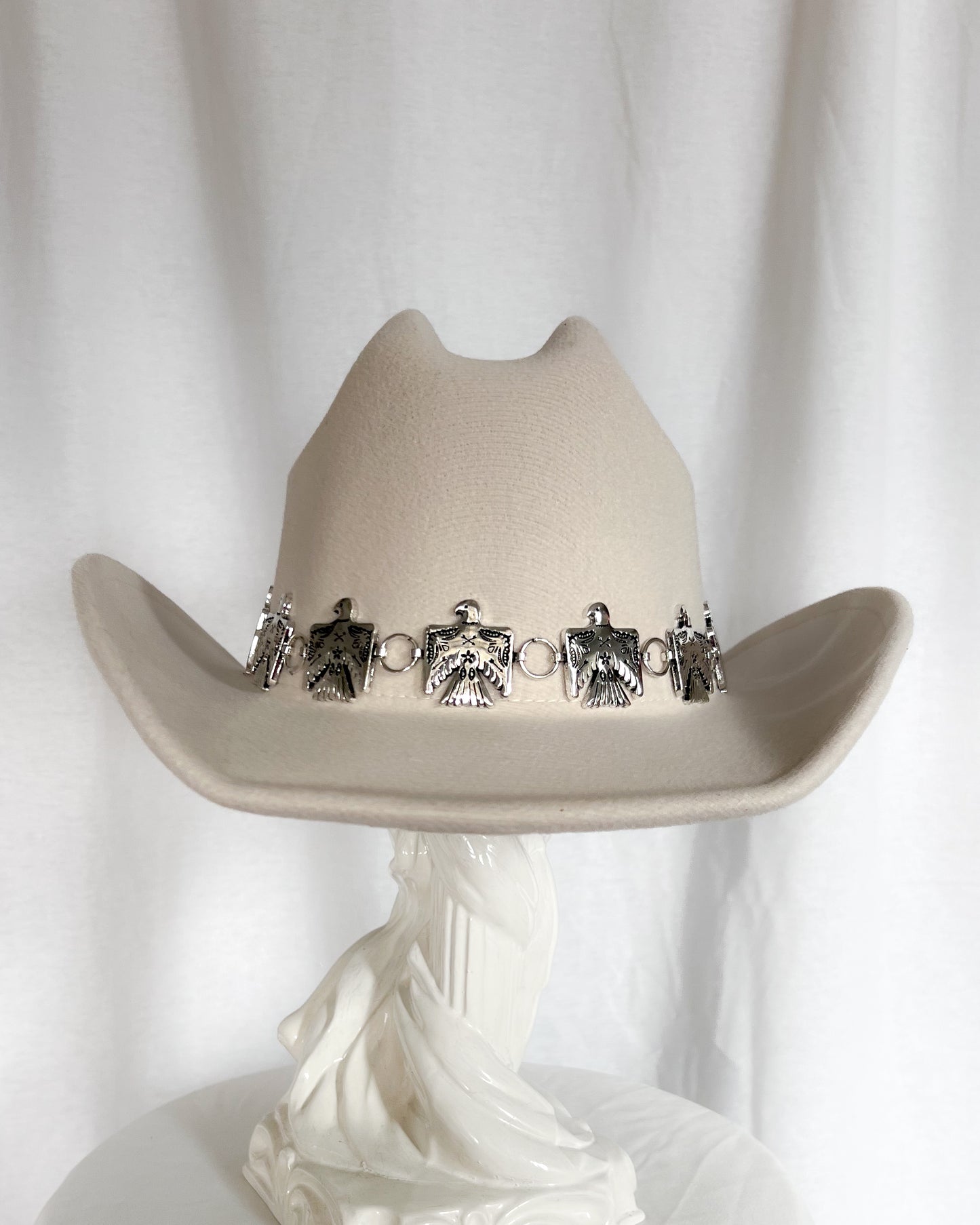 Eagle Chain – White Cowboy Hat with Silver Eagle Band