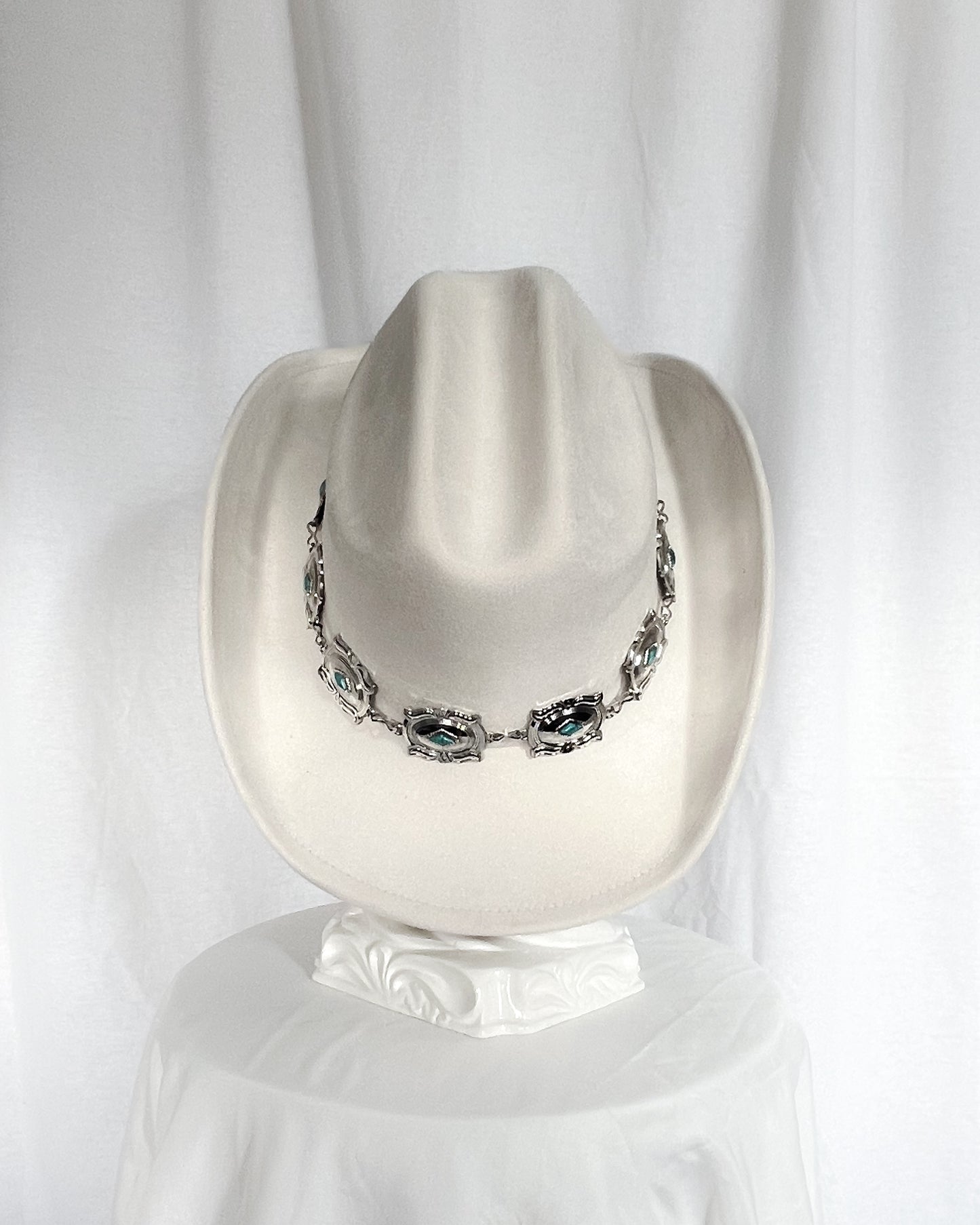 Concho Chain – White Cowboy Hat with Turquoise Detail